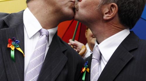 Uniunile civile pentru persoane de același sex, aprobate și de Italia, dar fără drept de adopție