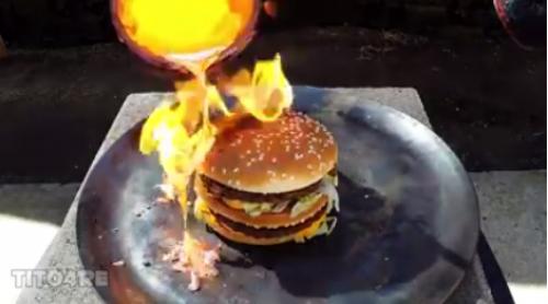 A turnat cupru topit peste un Big Mac. Rezultatul e cel puțin bulversant (VIDEO)