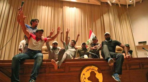 Stare de urgenţă la Bagdad. Sute de manifestanţi au ocupat Parlamentul
