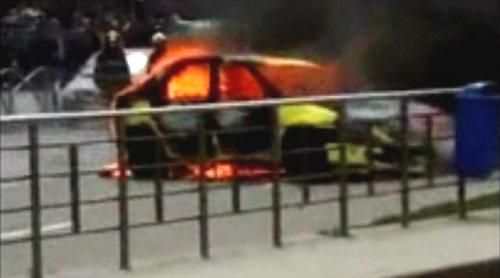 Flăcări în trafic, în fața magazinului Obor. Un taxi a luat foc din cauza instalaţiei GPL (VIDEO)