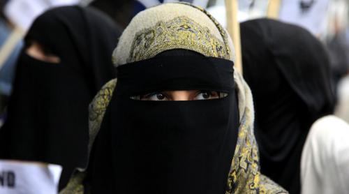 170 de iranieni vor înfunda pușcăria pentru publicarea de fotografii cu femei pe internet, în care acestea nu purtau vălul islamic