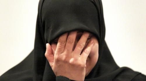 Femeie judecată, amendată și expulzată din țară pentru că a controlat telefonul mobil al soțului fără permisiunea acestuia
