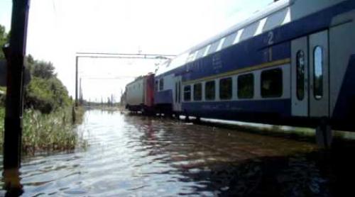 Inundații. Traficul feroviar între Miercurea Ciuc și Comănești va fi reluat abia dimineață