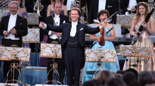 Peste câteva zile, marele violonist ANDRE RIEU revine la București cu un nou program muzical