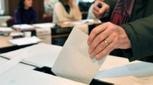 S-au deschis secţiile de votare. La 10.30, primele estimări privind prezenţa la urne