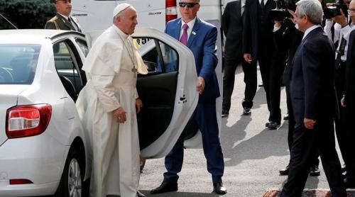 Imagini de colecție! Papa Francisc coborând dintr-un Logan alb, în Armenia (VIDEO)