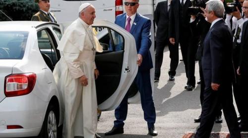 ŞOC & GROAZĂ! N-o să-ţi vină să crezi cu ce maşină umblă Papa Francisc! (imagini care te vor cutremura!)