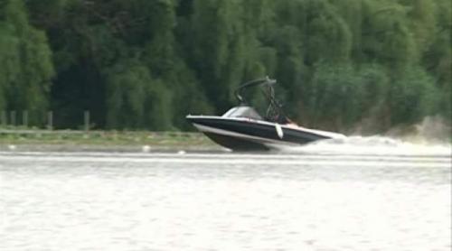 Nesimțire pe lacul Snagov: Șalupele trec cu viteză pe lângă canotori și le perturbă antrenamentul