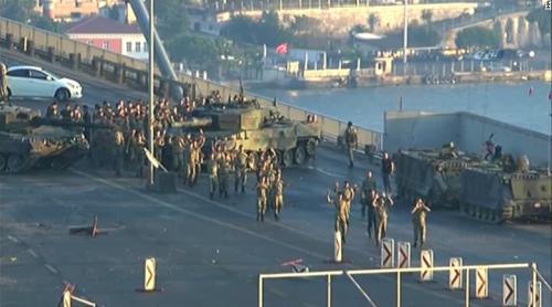 Pedeapsă simbolică pentru militarii turci fugiţi în Grecia.Guvernul de la Atena trebuie să decidă asupra extrădării