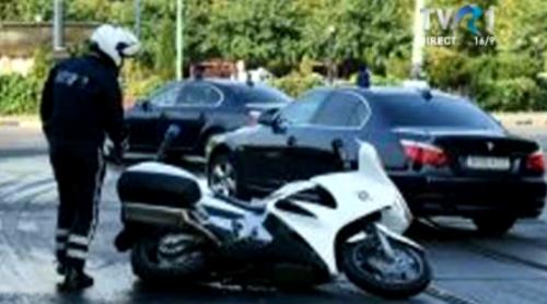 Incident în timpul vizitei lui Hollande. Un motociclist din coloana oficială a căzut la intrarea în Parcul Carol (VIDEO)