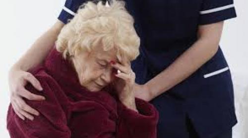 La femei, boala Alzheimer este diagnosticată cu întârziere  