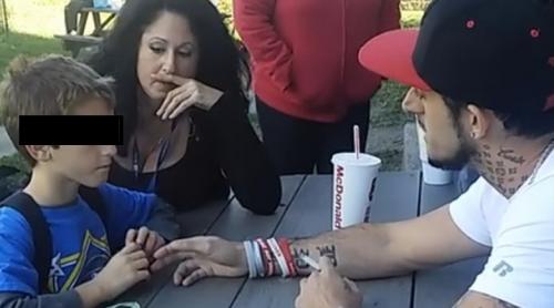 DRAMATIC. A filmat momentul în care îi spune fiului de 8 ani că mama lui a murit. Apoi a postat imaginile pe Facebook (VIDEO)