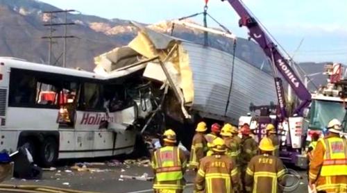 Tragedie în California: 13 morți și 31 de răniți, într-un violent accident de autocar (VIDEO)