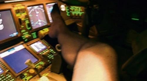 Pornografie la 10.000 de metri altitudine! Un pilot s-a filmat gol la manșa unui Boeing 777, în timpul zborului!