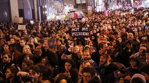 Protestele anti-Trump continuă în SUA. Mii de oameni au ieşit în stradă pentru a treia noapte consecutiv (VIDEO)