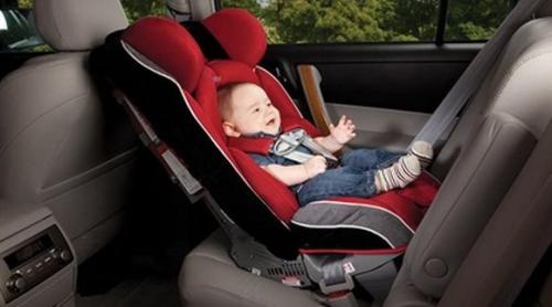 Scaunul auto, periculos pentru bebeluşi? Avertismentul cercetătorilor britanici (VIDEO)