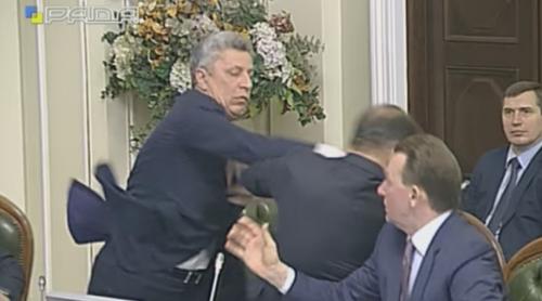 Bătaie cruntă între deputați, în Rada Supremă de la Kiev (VIDEO)