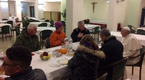 Doi români fără adăpost au luat masa cu Papa Francisc
