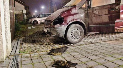 Cadou de Crăciun. Un român a vrut să incendieze mașina iubitei, dar a nimerit-o pe cea a vecinului
