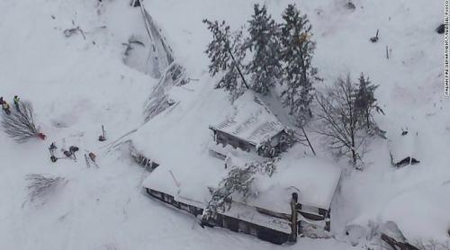 MAE: Doi români au supravieţuit avalanşei din Italia