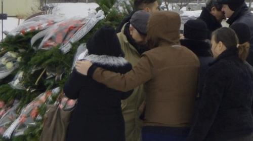 Tânăra mamă împuşcată la Târgu Mureş a fost înmormântată. Câte victime ale violenţei domestice mai înmormântăm?