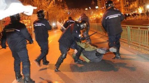Incident la protestul din Piaţa Victoriei. Trei persoane reţinute de jandarmi şi duse la poliţie