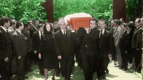 Momentul în care ateul Nicolae Ceaușescu sărută mâna unui preot, în fața unei biserici