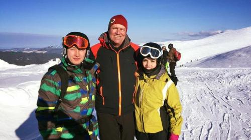Iohannis nu a mai ieşit la proteste. S-a dus la schi în timpul programului!