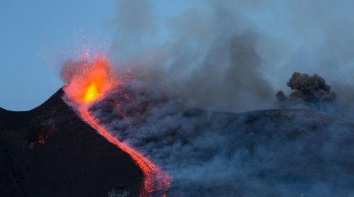 VIDEO. Jurnalişti şi vizitatori, răniţi în urma erupţiei vulcanului Etna