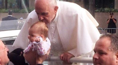 MINUNE? Tumora cerebrală a unei fetiţe de un an s-a redus, după ce fetiţa a fost sărutată pe creştet de Papă