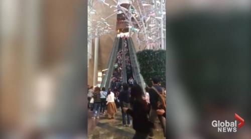 Au vrut să urce pe o scară rulantă a unui mall, dar scara a luat-o înapoi (VIDEO)