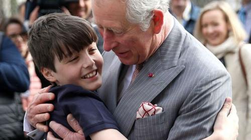 Pentru Daily Mail, Prințul Charles a îmbrățișat un puști din... corect, BUDAPESTA!