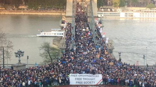 Zeci de mii de oameni au ieşit în stradă, la Budapesta, să apere Universitatea finanţată de Soros (GALERIE FOTO)