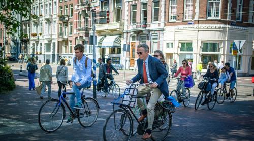 Soluţia Amsterdam la criza obezităţii: Fără sucuri dulci şi mai mult somn 