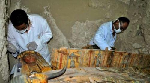Mai multe mumii şi sarcofage descoperite în Egipt