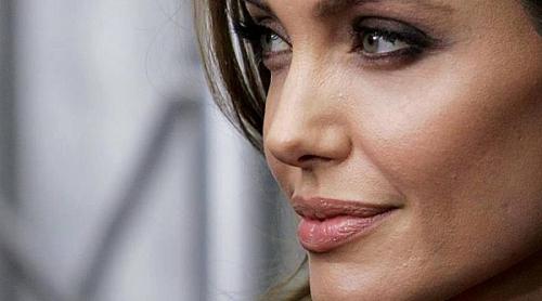 Angelina Jolie  nu exclude o apropiere de Brad Pitt