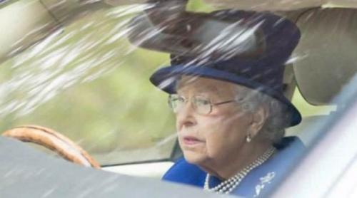 Avantajul de a fi regină! Elisabeta a II-a, la volanul Jaguarului său, fără permis (FOTO)