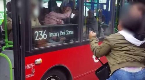 Ce se poate întâmpla când aștepți autobuzul în Londra? Încăierare, pumni, țipete! (VIDEO)