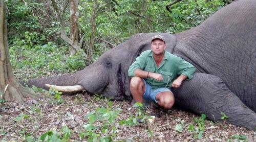 Revolta animalelor ucise!? Un vânător, mort după ce-a fost strivit de un elefant!