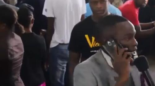 "Alo, Cerul?". Un pastor african vorbește la telefon cu Dumnezeu, cere doar puțină credință... și bani! (VIDEO)