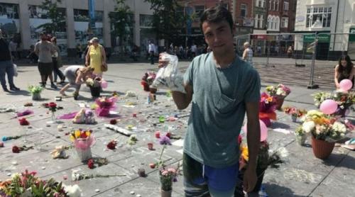 Românul care doarme pe stradă pentru a avea grijă de lumânările și  florile depuse în memoria victimelor de la Manchester (VIDEO)