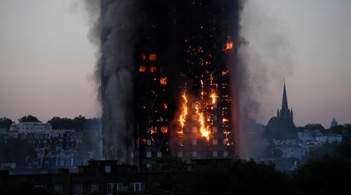 UPDATE. Incendiul de la Londra: Panourile care anvelopau clădirea ar fi de vină