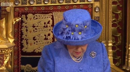 Pălăria reginei Elisabeta, mesaj subliminal privind Brexit-ul? Ce cred internauţii (VIDEO)