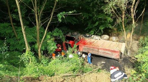 Un camion cu militari s-a răsturnat într-o prăpastie la Dâmbovicioara (județul Argeș). S-a activat planul roșu de intervenție!