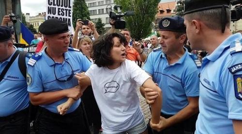 Scandal la mitingul "pentru normalitate" din Cluj! Tânără, luată pe sus de jandarmi (VIDEO)