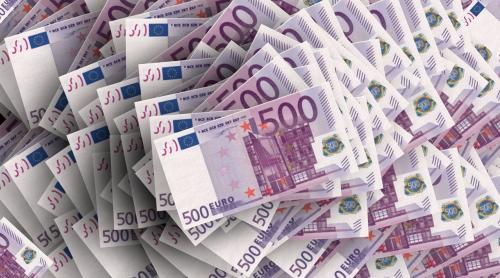 Un băiat de 13 ani a împărțit mii de euro trecătorilor