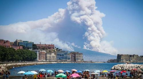 Mafia italiană, acuzată că a declanşat incendiile de pe Vezuviu arzând pisici de vii
