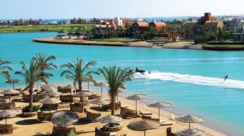 Şase turişti înjunghiaţi pe o plajă din Egipt. Doi au murit