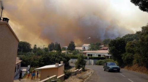 Evacuare masivă în sud-estul Franţei din cauza incendiilor. Panică pe Coasta de Azur şi Corsica 