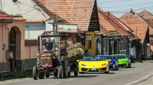 Fotografia virală de la Cârţişoara: Trei super Lamborghini stau la coadă după un tractor